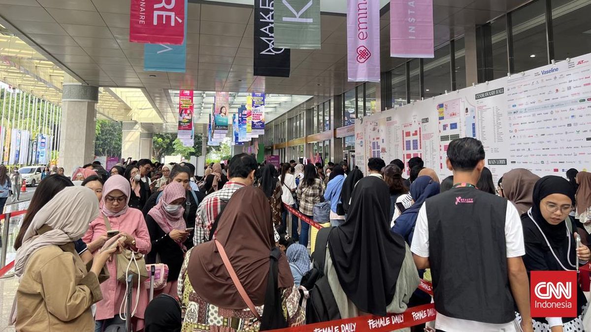 Hari Pertama Jakarta X Beauty 2026 Padat Pengunjung, Antrean Mengular