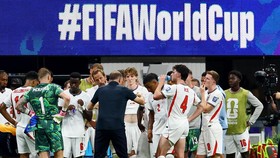 Soccer Football - FIFA World Cup 2026 - Round of 32 - England v DR Congo - Atlanta Stadium, Atlanta, Georgia, U.S. - July 1, 2026 England manager Thomas Tuchel speaks to his players during a hydration break REUTERS/Bernadett Szabo