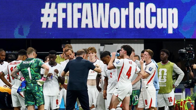 Soccer Football - FIFA World Cup 2026 - Round of 32 - England v DR Congo - Atlanta Stadium, Atlanta, Georgia, U.S. - July 1, 2026 England manager Thomas Tuchel speaks to his players during a hydration break REUTERS/Bernadett Szabo