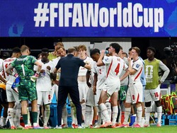 Soccer Football - FIFA World Cup 2026 - Round of 32 - England v DR Congo - Atlanta Stadium, Atlanta, Georgia, U.S. - July 1, 2026 England manager Thomas Tuchel speaks to his players during a hydration break REUTERS/Bernadett Szabo