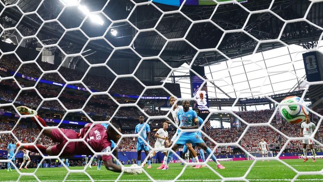 Soccer Football - FIFA World Cup 2026 - Round of 32 - England v DR Congo - Atlanta Stadium, Atlanta, Georgia, U.S. - July 1, 2026 England's Harry Kane scores their first goal past DR Congo's Lionel Mpasi REUTERS/Claudia Greco