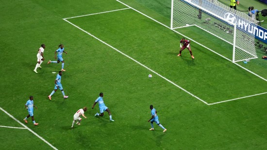 Harry Kane mencetak gol luar biasa yang mengantar Inggris lolos ke babak 16 besar Piala Dunia 2026.