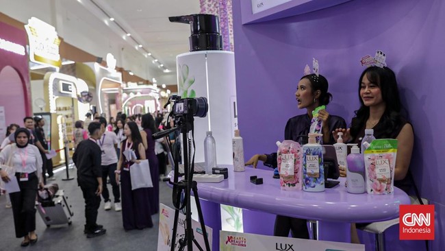 Sejumlah pengunjung memadati pameran kecantikan Jakarta X Beauty (JXB) 2026 di JICC, Senayan, Jakarta, Kamis (2/7).