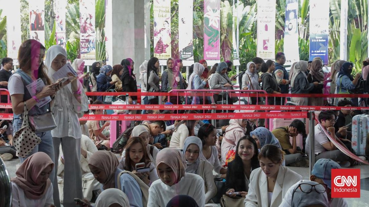 Sejumlah pengunjung memadati pameran kecantikan Jakarta X Beauty (JXB) 2026 di JICC, Senayan, Jakarta, Kamis (2/7).
