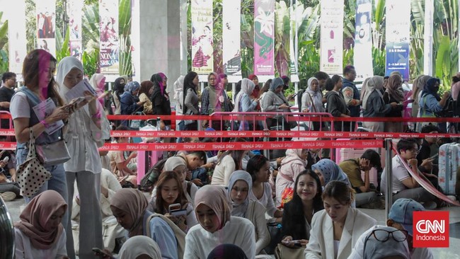 Sejumlah pengunjung memadati pameran kecantikan Jakarta X Beauty (JXB) 2026 di JICC, Senayan, Jakarta, Kamis (2/7).