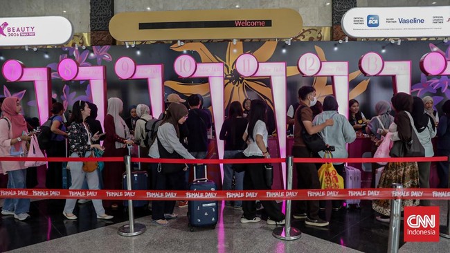 Sejumlah pengunjung memadati pameran kecantikan Jakarta X Beauty (JXB) 2026 di JICC, Senayan, Jakarta, Kamis (2/7).