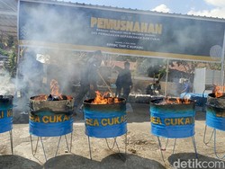 Bea Cukai Kupang Bakar Rokok hingga Pakaian Bekas Ilegal Rp 1,5 Miliar
