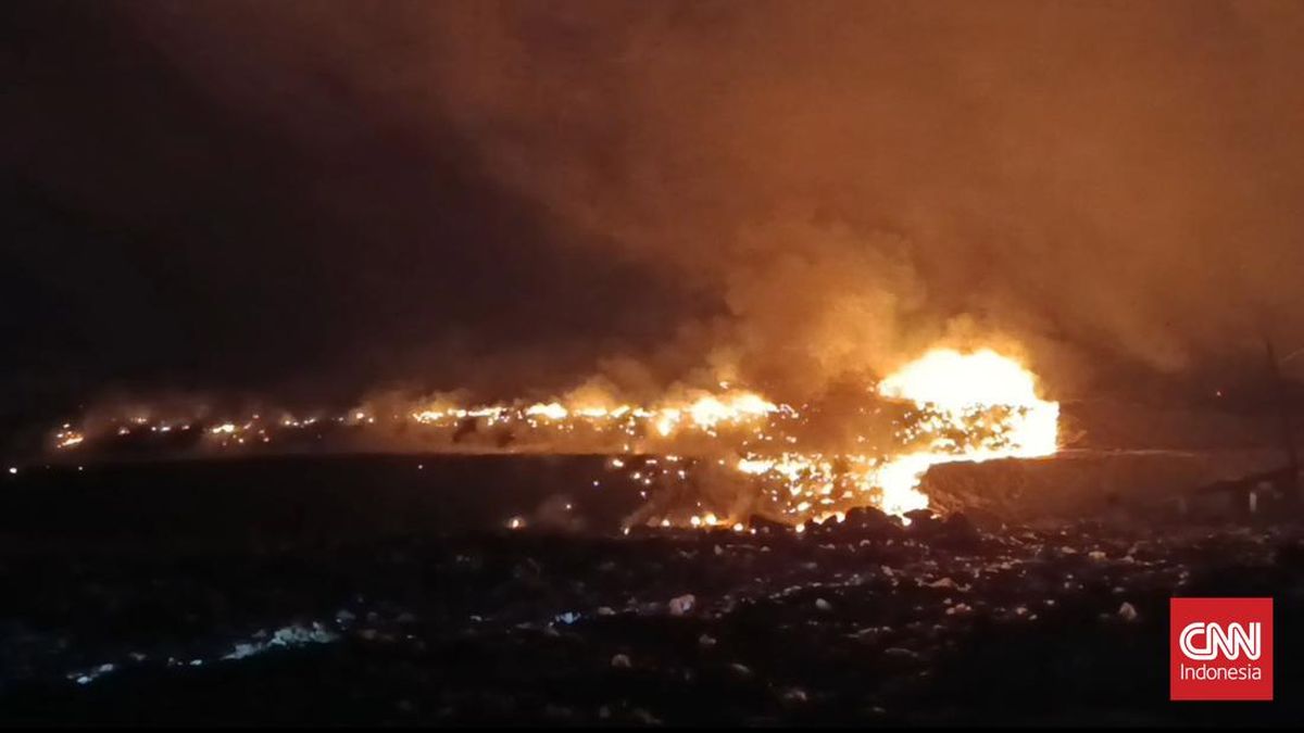 Kebakaran TPA Jatiwaringin, Api Makin Besar hingga Rabu Malam