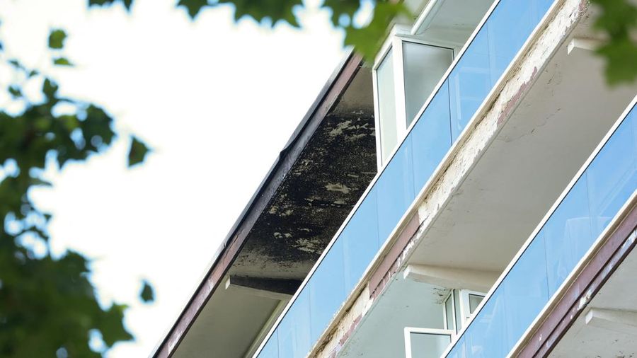 Langit-langit gosong di anjungan pada letak kebakaran di sebuah gedung perumahan di Antwerp, Belgia, 1 Juli 2026.