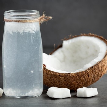 3 Manfaat Air Kelapa untuk Kulit Wajah yang Jarang Diketahui