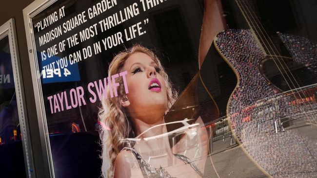 Seorang seniman menjual sampah-sampah sisa di lokasi pernikahan Taylor Swift yang dikemas ulang.