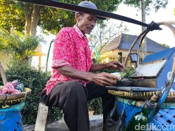 Kisah Misbah, 30 Tahun Setia Jajakan Tahu Gejrot di Kuningan