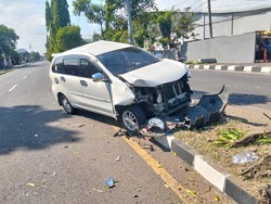 Xenia Hantam Pembatas Jalan Usai Tertabrak Truk di Ring Road Banguntapan