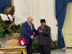 Momen Prabowo Kaget Saat Presiden Belarus Beri Pulpen Usai Isi Buku Tamu