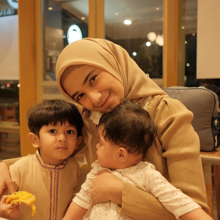 <p>Terlebih lagi, kebahagiaan mereka bertambah dengan kehadiran anak kedua yang berjenis kelamin perempuan. Ia adalah Shireen Davinia Rosadi yang lahir pada 20 Agustus 2024.&nbsp;(Foto: Instagram @nadyamustikarahayu)</p>