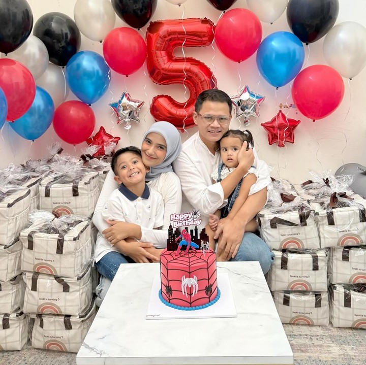 <p>Tak hanya itu, mereka pun kerap merayakan momen-momen spesial bersama, seperti merayakan ulang tahun anak. Pada April lalu, pasangan ini baru saja mengadakan acara ulang tahun untuk Syaki yang menginjak usia 5 tahun. &ldquo;MasyaAllah Alhamdulillah, enggak kerasa Syaki sekarang sudah 5 tahun,&rdquo; tulis Nadya, dikutip dari laman Instagram <em>@nadyamustikarahayu,</em> Kamis (2/7/2026).&nbsp;(Foto: Instagram @nadyamustikarahayu)</p>