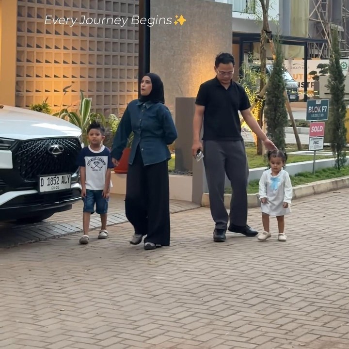 <p>Kehangatan keluarga kecilnya ini terlihat dari sejumlah unggahan di Instagram pribadi. Salah satunya saat ia menikmati waktu bersama sang suami dan kedua anaknya dengan jalan-jalan santai. (Foto: Instagram @dagovalleybandung/@nadyamustikarahayu)</p>