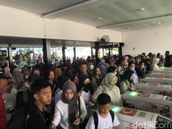 Libur Sekolah, Wisatawan Naik KRL Tumplek Blek di Stasiun Tugu