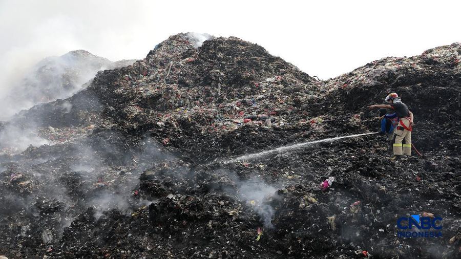 Petugas campuran terus berjibaku memadamkan kebakaran nan melanda Tempat Pemrosesan Akhir (TPA) Jatiwaringin, Kecamatan Mauk, Kabupaten Tangerang, Banten, Kamis (2/7/2026).