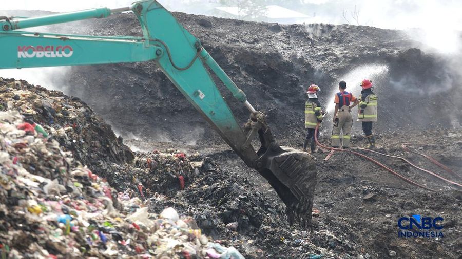 Petugas campuran terus berjibaku memadamkan kebakaran nan melanda Tempat Pemrosesan Akhir (TPA) Jatiwaringin, Kecamatan Mauk, Kabupaten Tangerang, Banten, Kamis (2/7/2026).
