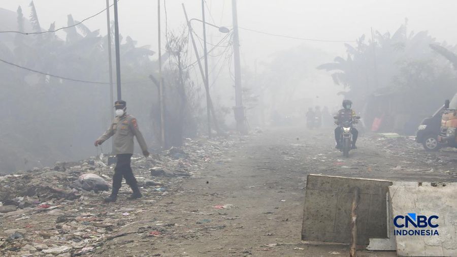 Petugas campuran terus berjibaku memadamkan kebakaran nan melanda Tempat Pemrosesan Akhir (TPA) Jatiwaringin, Kecamatan Mauk, Kabupaten Tangerang, Banten, Kamis (2/7/2026).