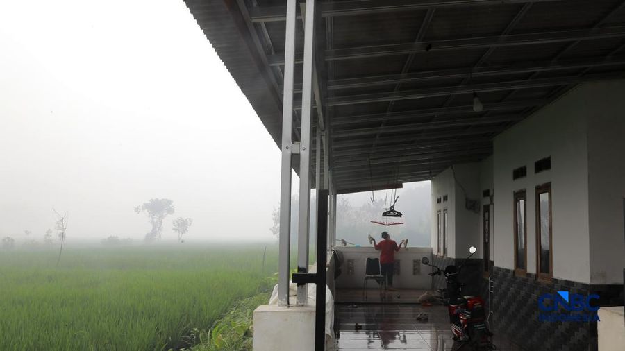 Petugas campuran terus berjibaku memadamkan kebakaran nan melanda Tempat Pemrosesan Akhir (TPA) Jatiwaringin, Kecamatan Mauk, Kabupaten Tangerang, Banten, Kamis (2/7/2026).