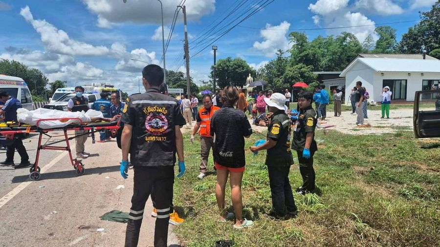 Petugas medis darurat bekerja di letak kecelakaan nan melibatkan kendaraan nan dikemudikan oleh seorang anak laki-laki berumur 11 tahun nan menabrak sekelompok biksu Buddha di pinggir jalan di Mukdahan, Thailand, 2 Juli 2026.