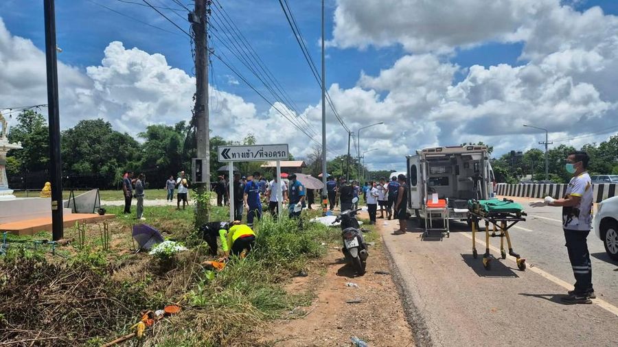Petugas medis darurat bekerja di letak kecelakaan nan melibatkan kendaraan nan dikemudikan oleh seorang anak laki-laki berumur 11 tahun nan menabrak sekelompok biksu Buddha di pinggir jalan di Mukdahan, Thailand, 2 Juli 2026.