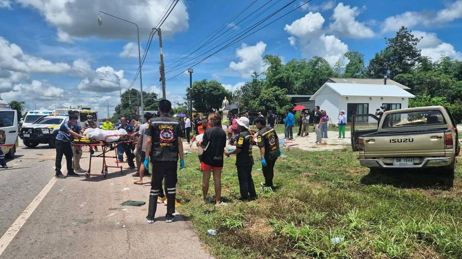 Petugas medis darurat bekerja di letak kecelakaan nan melibatkan kendaraan nan dikemudikan oleh seorang anak laki-laki berumur 11 tahun nan menabrak sekelompok biksu Buddha di pinggir jalan di Mukdahan, Thailand, 2 Juli 2026.