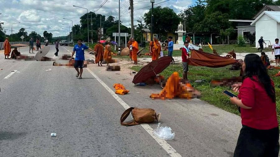 Petugas medis darurat bekerja di letak kecelakaan nan melibatkan kendaraan nan dikemudikan oleh seorang anak laki-laki berumur 11 tahun nan menabrak sekelompok biksu Buddha di pinggir jalan di Mukdahan, Thailand, 2 Juli 2026.