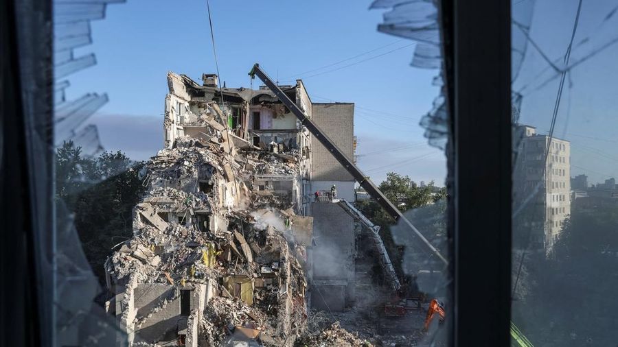 Petugas pemadam kebakaran bekerja di letak gedung apartemen nan rusak akibat serangan rudal dan pesawat tak berawak Rusia, di tengah serangan Rusia terhadap Ukraina, di Kyiv, Ukraina, 2 Juli 2026.