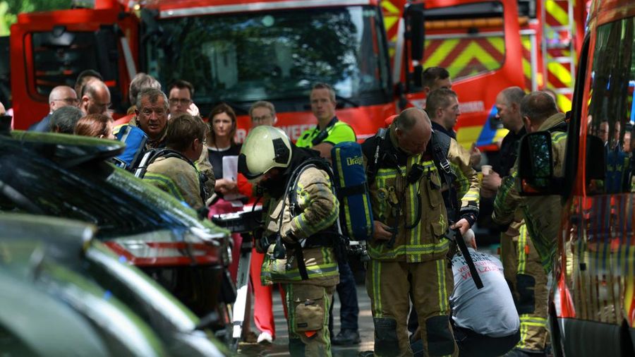 Petugas pemadam kebakaran bekerja di letak kebakaran di sebuah gedung perumahan di Antwerp, Belgia, 1 Juli 2026.