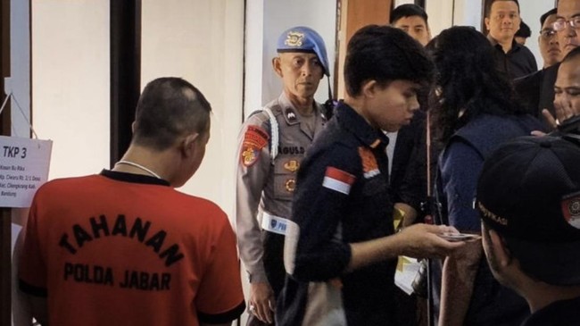 Polda Jabar saat menggelar rekonstruksi kasus penganiayaan berat dan penyekapan yang dilakukan tersangka Taufik Hidayat (30) terhadap wanita berinisial YTR (29) di Mapolda Jabar, Kota Bandung, Kamis (2/7/2026). ANTARA/Rubby Jovan