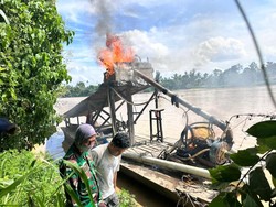 Operasi PETI di Sungai Kuantan, Polsek Cerenti Musnahkan 12 Rakit Dompeng