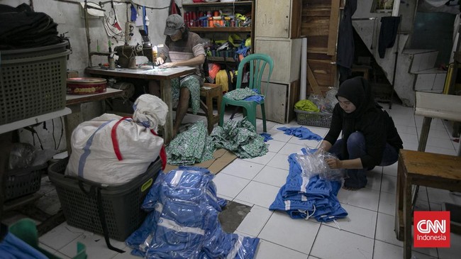 Pekerja menyelesaikan produksi seragam sekolah di Andor Apparel, Cakung, Jakarta, Kamis (2/7/2026).