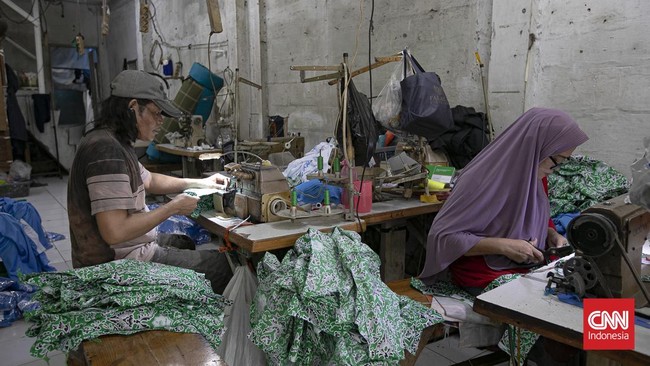 Pekerja menyelesaikan produksi seragam sekolah di Andor Apparel, Cakung, Jakarta, Kamis (2/7/2026).