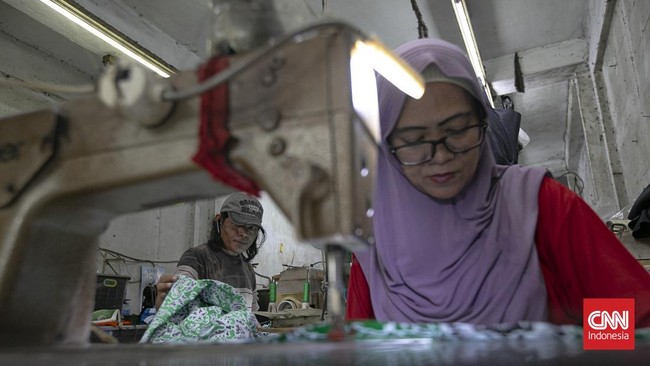 Pekerja menyelesaikan produksi seragam sekolah di Andor Apparel, Cakung, Jakarta, Kamis (2/7/2026).