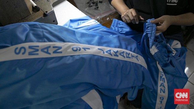 Pekerja menyelesaikan produksi seragam sekolah di Andor Apparel, Cakung, Jakarta, Kamis (2/7/2026).