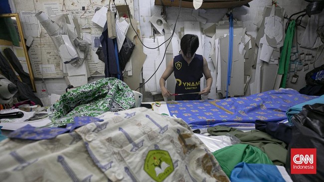 Pekerja menyelesaikan produksi seragam sekolah di Andor Apparel, Cakung, Jakarta, Kamis (2/7/2026).
