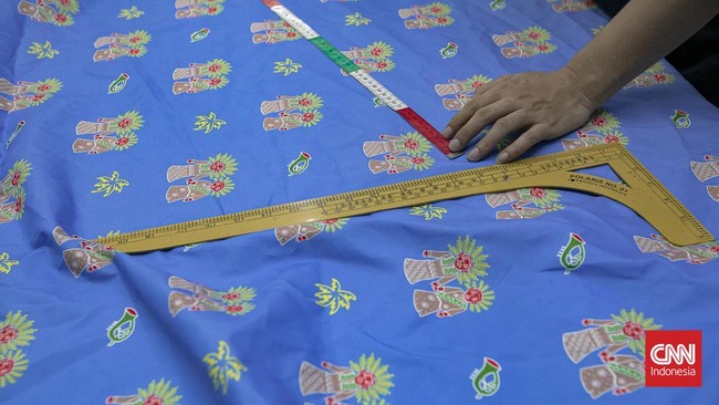 Pekerja menyelesaikan produksi seragam sekolah di Andor Apparel, Cakung, Jakarta, Kamis (2/7/2026).