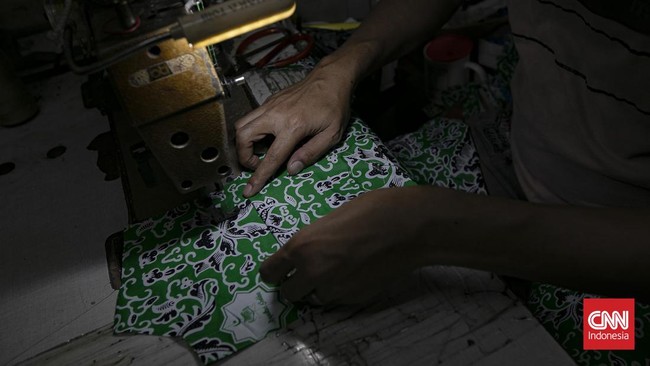 Pekerja menyelesaikan produksi seragam sekolah di Andor Apparel, Cakung, Jakarta, Kamis (2/7/2026).