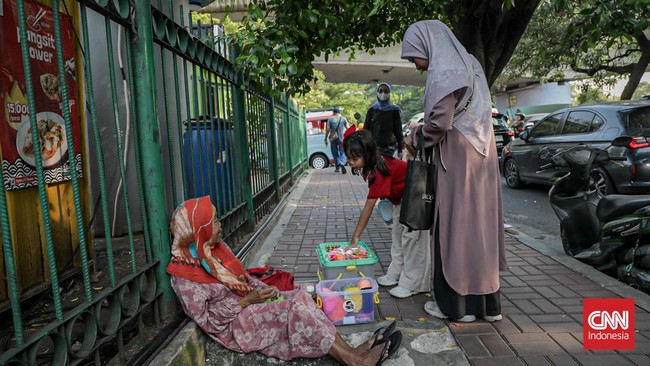 Lansia Jeminem (62) masih produktif menjajakan rajutan karyanya. Dahulu di tepi Stasiun Depok, kini di Stasiun Duren Kalibata.