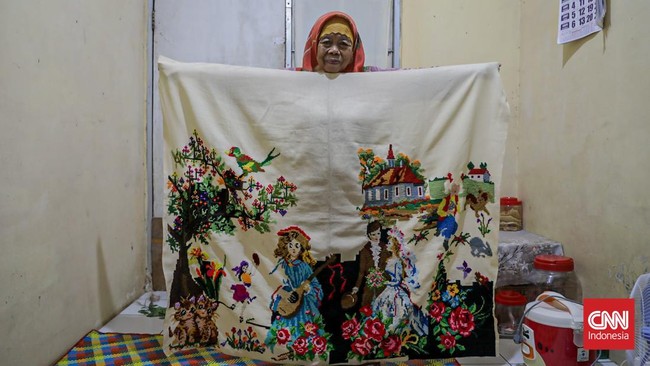 Lansia Jeminem (62) masih produktif menjajakan rajutan karyanya. Dahulu di tepi Stasiun Depok, kini di Stasiun Duren Kalibata.
