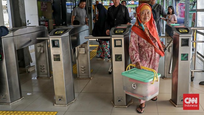 Lansia Jeminem (62) masih produktif menjajakan rajutan karyanya. Dahulu di tepi Stasiun Depok, kini di Stasiun Duren Kalibata.