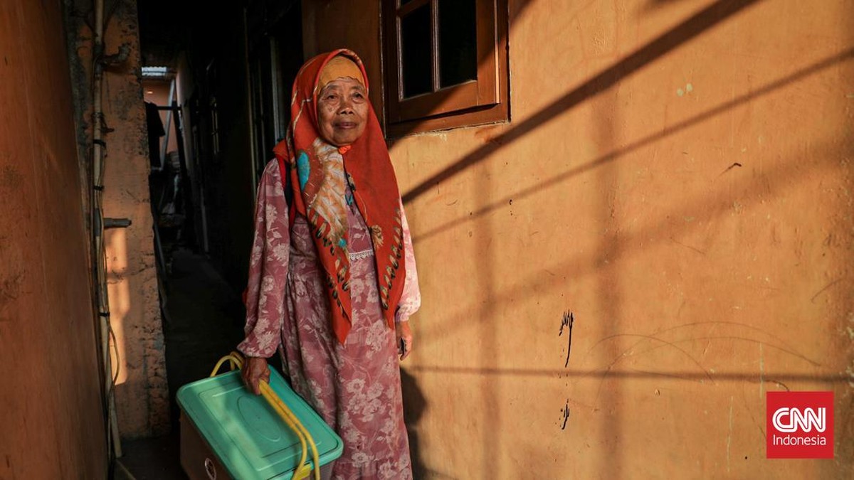 Lansia Jeminem (62) masih produktif menjajakan rajutan karyanya. Dahulu di tepi Stasiun Depok, kini di Stasiun Duren Kalibata.