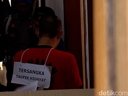 Taufik Hidayat Jalani Rekonstruksi Penyiksaan Kekasih di Mapolda Jabar