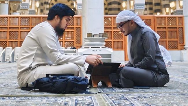 Jalani Ibadah Umrah, Ekspresi Ruben Onsu Fokus Belajar Baca Al-Quran
