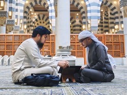 Jalani Ibadah Umrah, Ekspresi Ruben Onsu Fokus Belajar Baca Al-Qur'an