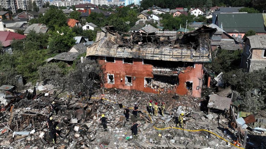 Sebuah tayangan drone menunjukkan tim penyelamat bekerja di letak sebuah rumah pribadi nan rusak akibat serangan rudal dan drone Rusia semalam, di tengah serangan Rusia terhadap Ukraina, di Kyiv, Ukraina, 2 Juli 2026.