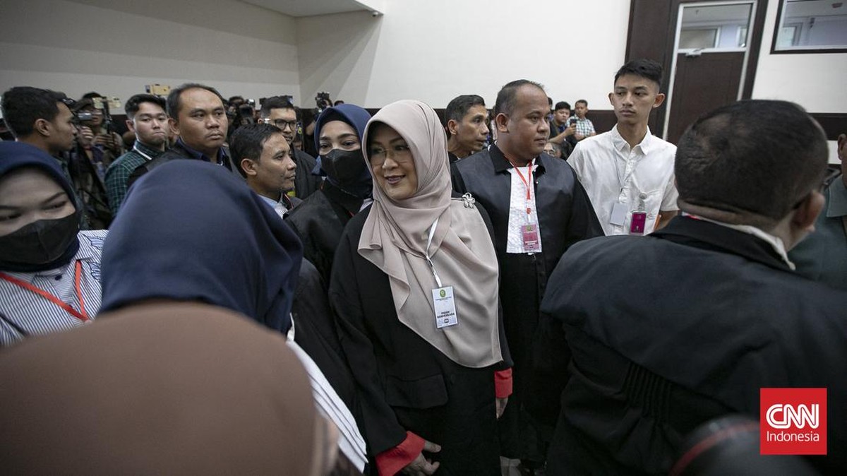Terdakwa kasus dugaan penyebaran informasi bohong dan pencemaran nama baik terkait tudingan ijazah Presiden ke-7 RI Joko Widodo, Tifauzia Tyassuma alias dr Tifa, menjalani sidang perdana di Pengadilan Negeri Jakarta Timur, Kamis (2/7). Sidang tersebu